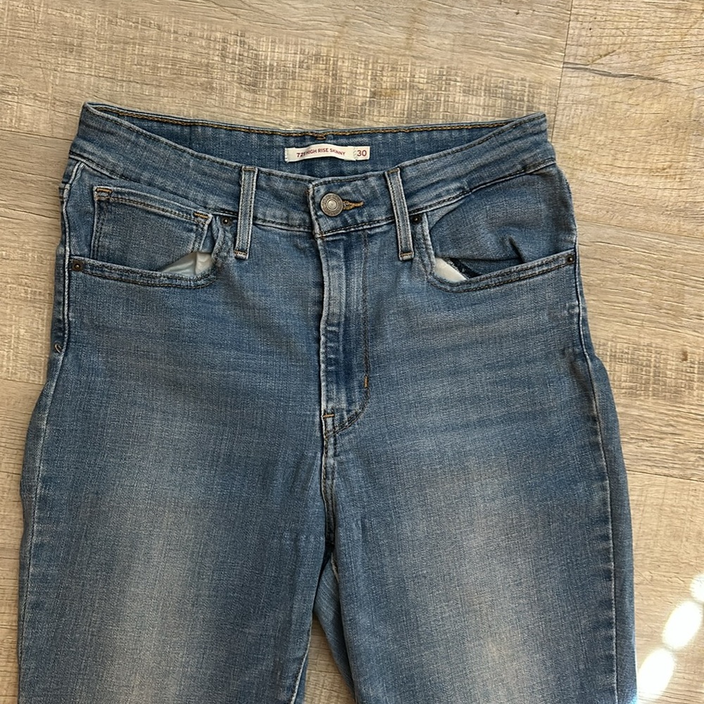 Women’s Levi skinny jeans - Picture 2 of 4